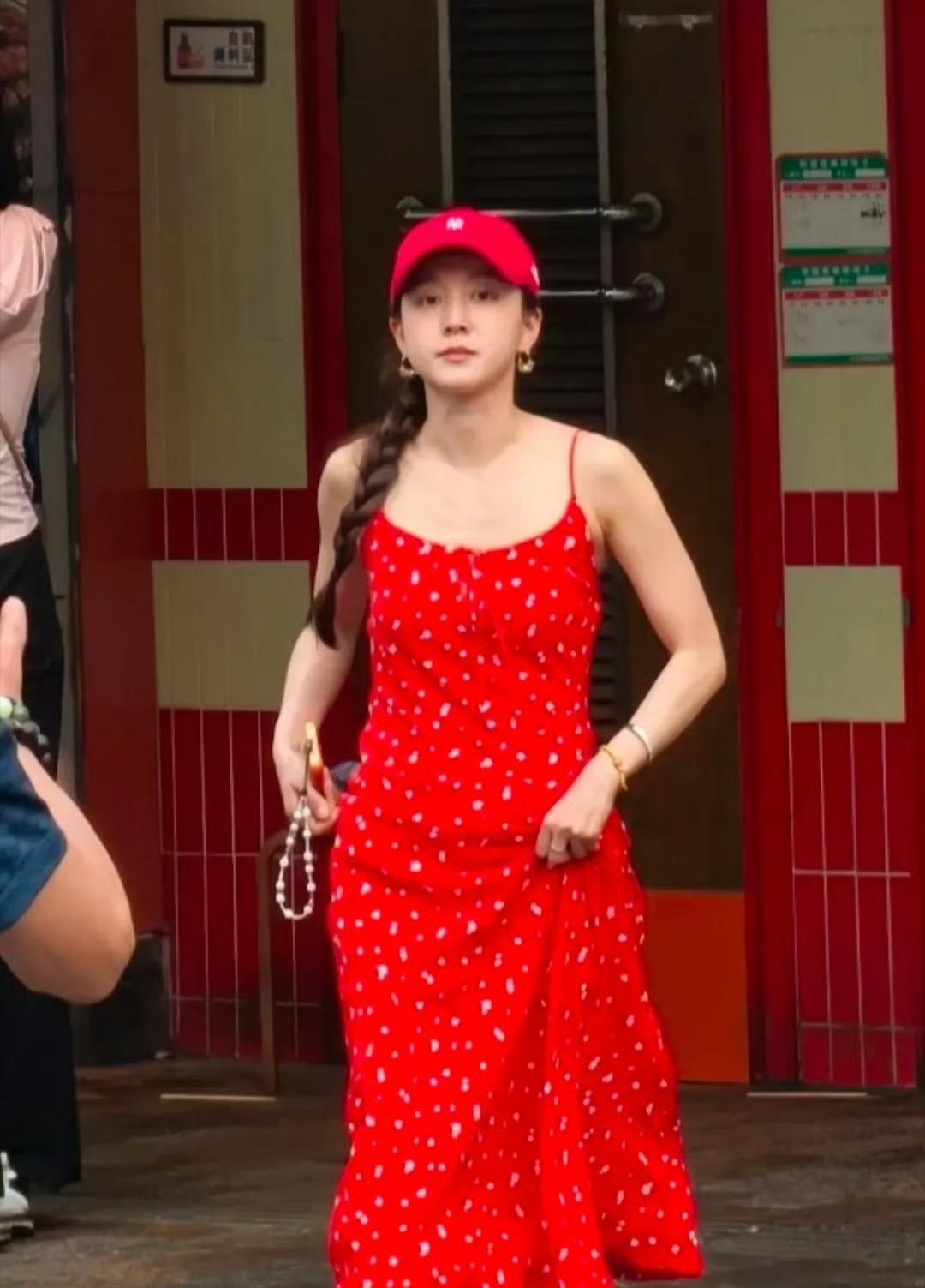 马龙一家海口度假，妻子夏路透生图惊艳，颜值气质不输明星有网友在海南海口偶遇