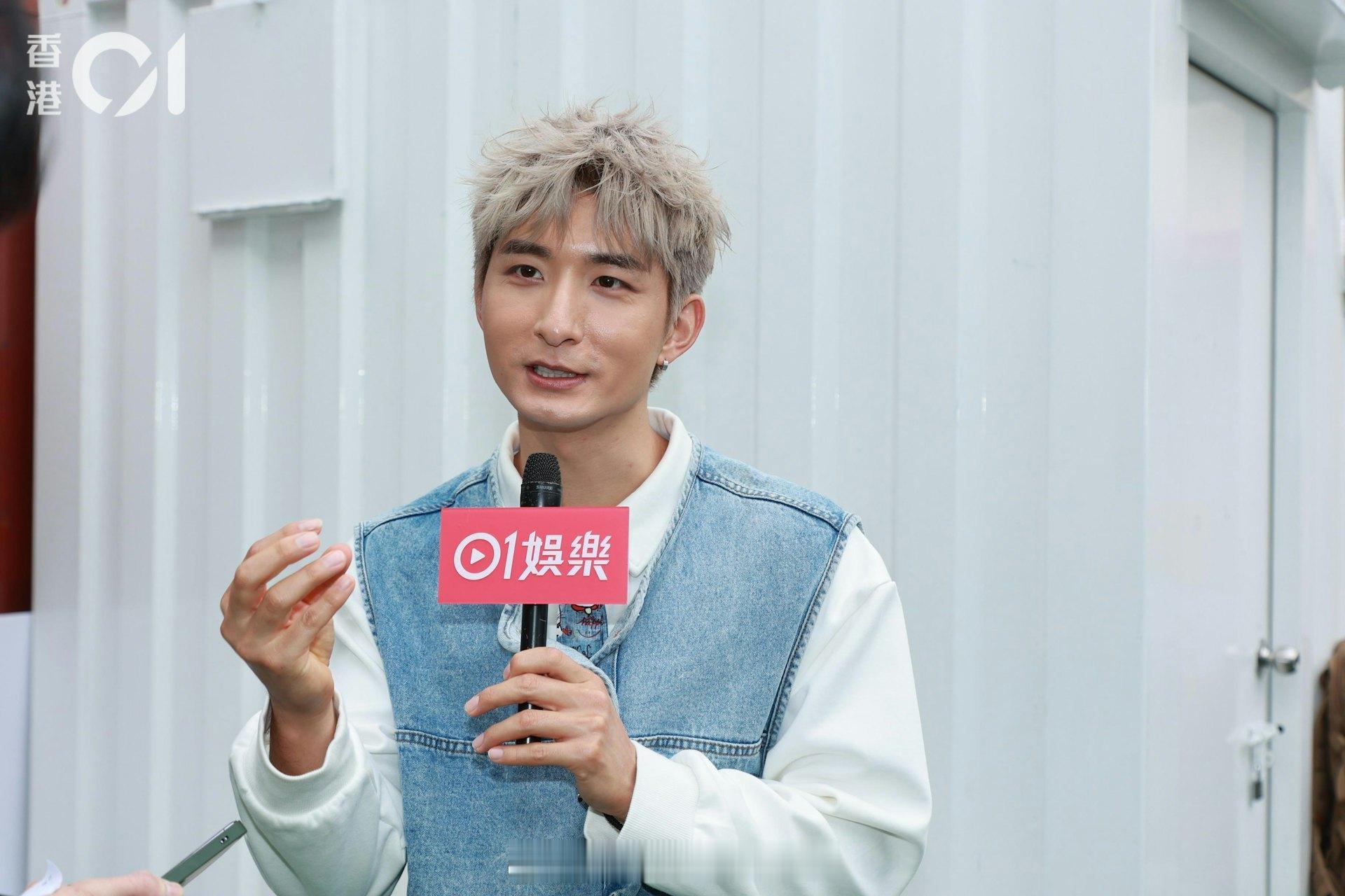 香港01：钟柔美亲密亲吻脸颊照流出恋情曝光　张驰豪：都要注意一下2025年圣诞节