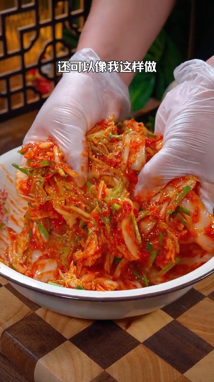 辣白菜。我告诉你，很多人都不知道白菜除了炒着吃、炖着吃，还可以像我这样做，口感