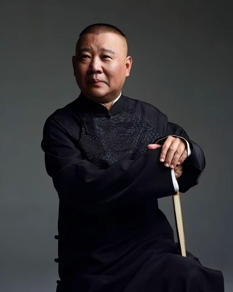 郭德纲被立案后第八天，有人拍到他出席活动。没道歉，没解释，没停。当天