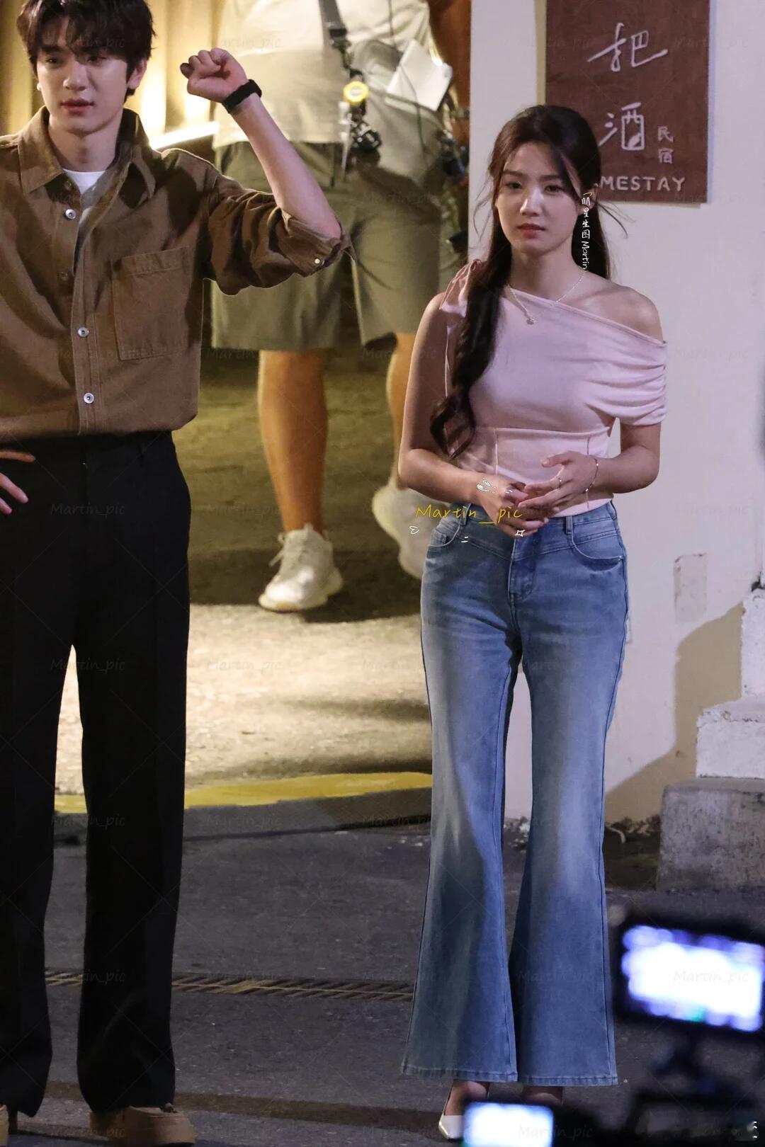 卢昱晓这穿搭真配不上这张脸。。。天啦路人视角也太美了叭！！！卢昱晓