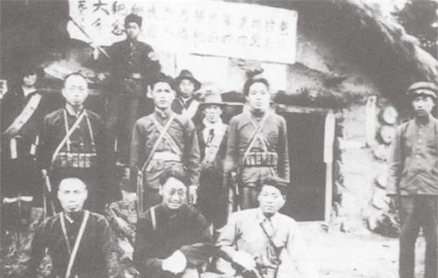 1985年，黑龙江一位退休老人在山上采松茸时，发现一个形状怪异的油布包裹，打开一