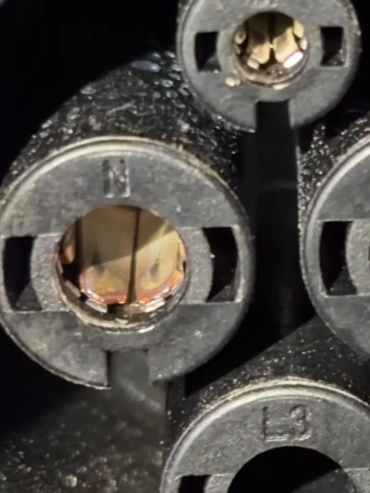 充电时被人暴力拔充电枪app提醒我充电异常，充电枪松动，然后下楼查看充电枪还在