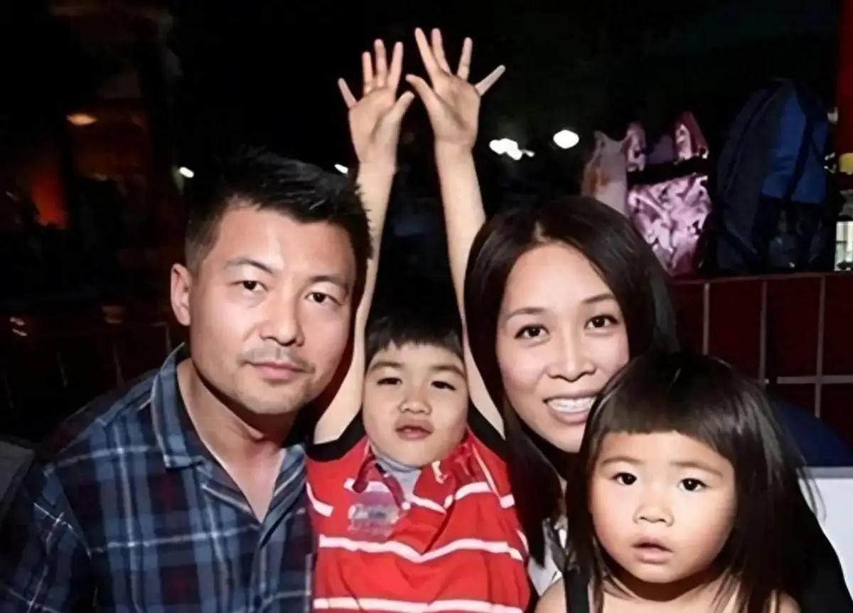 那英跟现任老公孟桐是怎么走到一起的呢？要说那英情路也真是坎坷！孟桐算是那英的