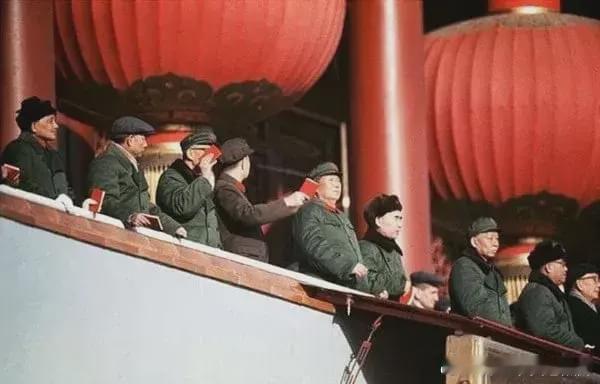 1966年10月1日，天安门城楼上参加检阅的领导人。翁乃强摄。