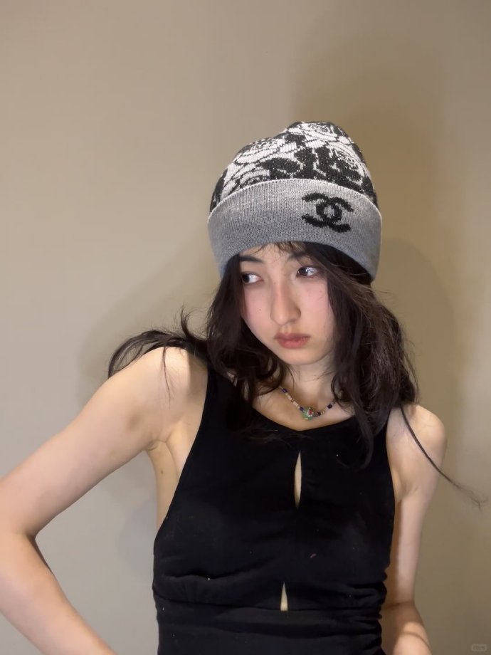 张子枫笑脸纹身救命！张子枫的纹身是《花漾少女杀人事件》的彩蛋吧！张子枫肩膀纹身