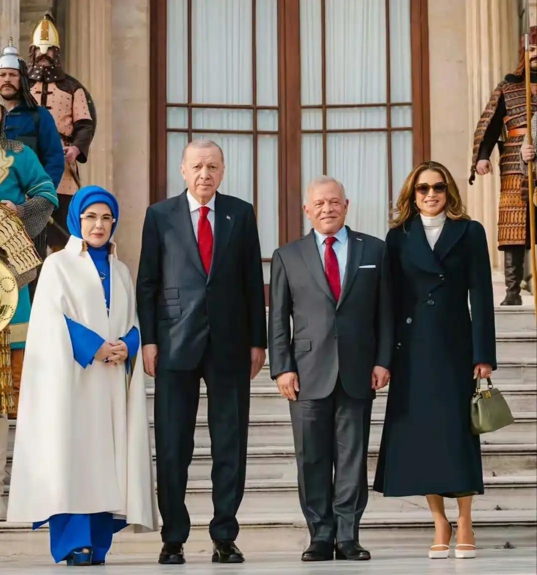 看看土耳其总统埃尔多安站立的这个架势，八字腿，两腿支拉着，像个圆规似的。鲁迅先