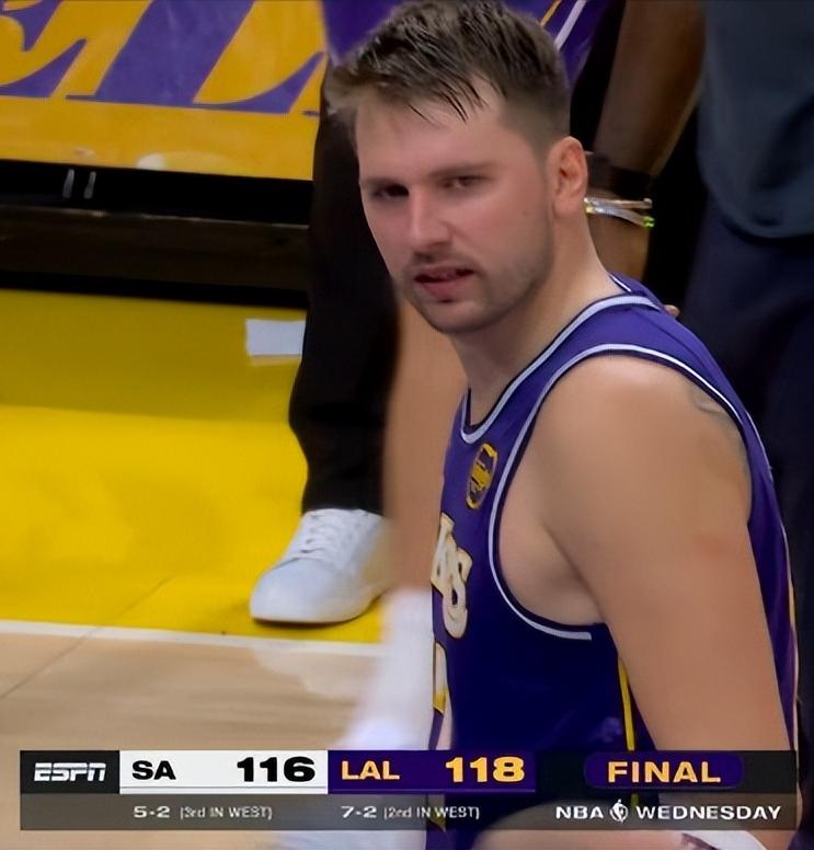 比赛结束后，东契奇怒视裁判，对这场吹罚非常不满！全场比赛，双方罚了84个，湖