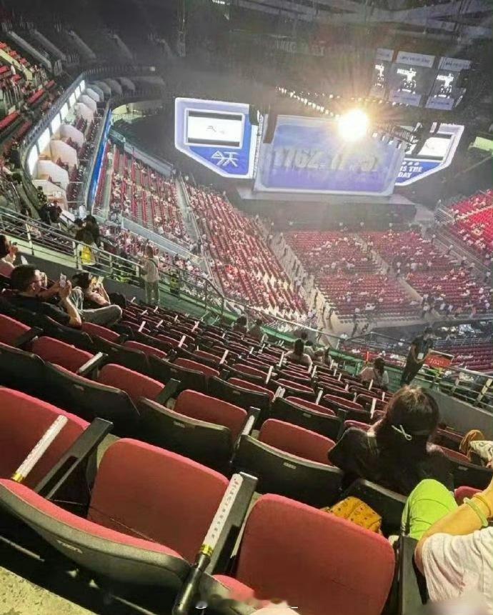 演唱会这种座位真的存在吗？感觉好不安全。​​​​