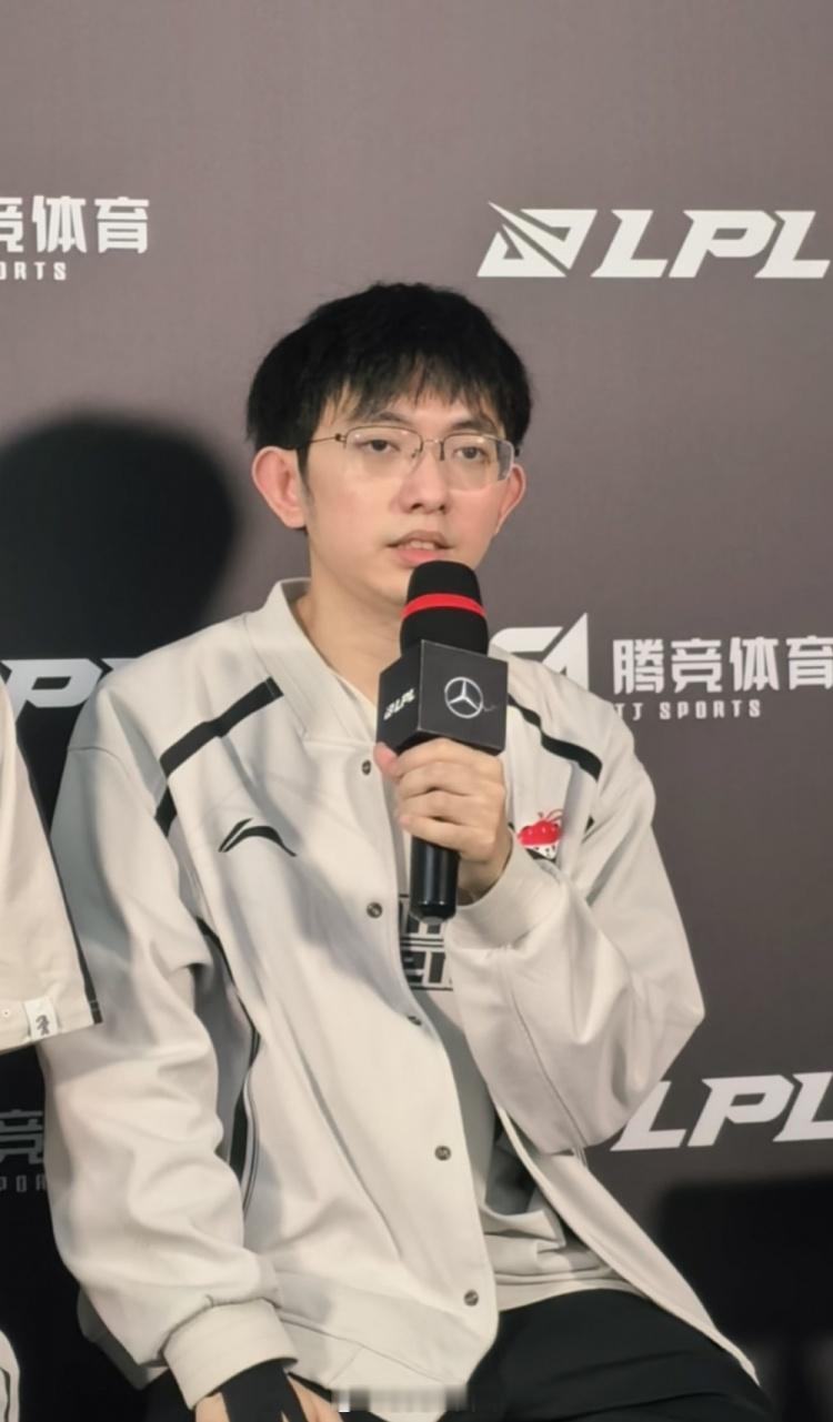 力挺教练组！圣枪哥：我们科研是有成效的可以期待一下科研成果Q：昨天回去都进行了