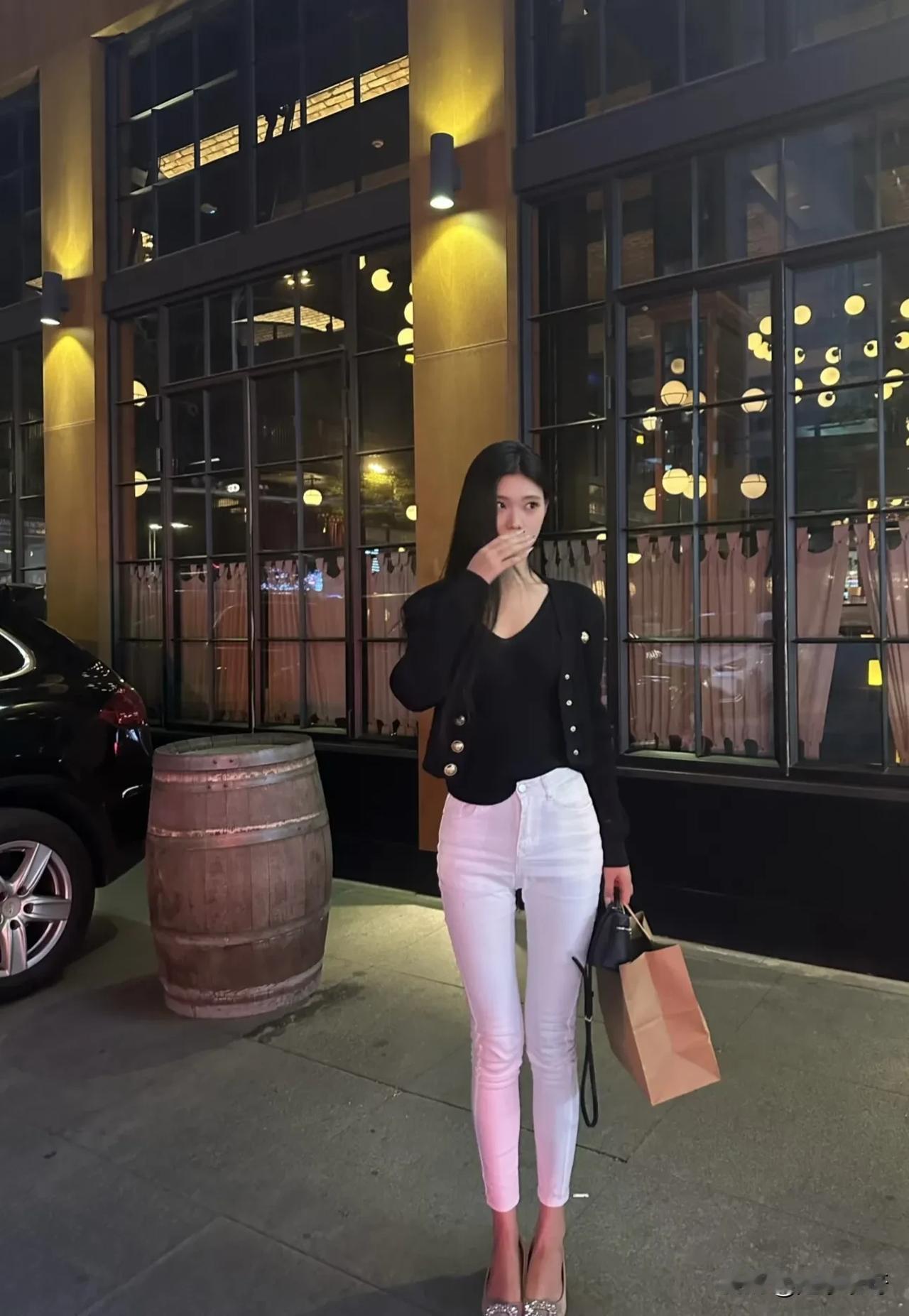 白色牛仔裤百变搭配有哪些美女让人过目难忘？气质穿搭怎么穿才恰到好处?