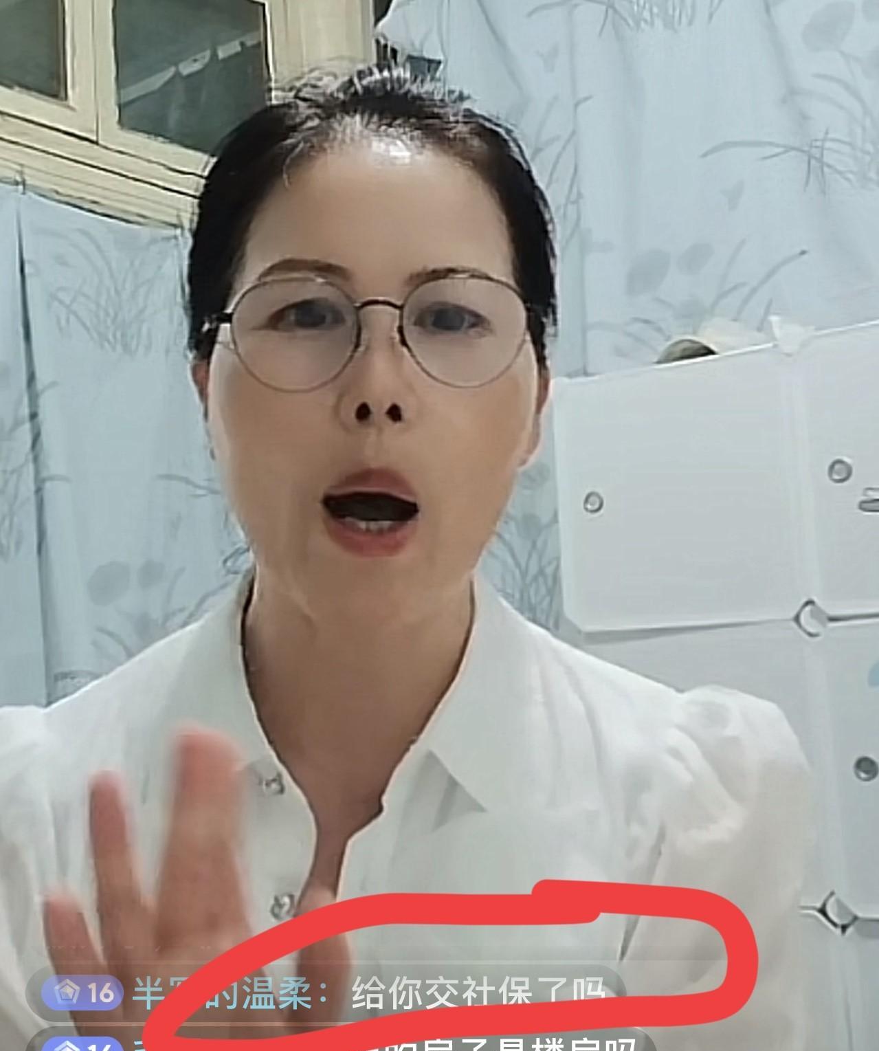 这位网友给小杨阿姨出的主意不孬！逗得直播间里的网友都拍手叫好……今晚小杨阿姨直