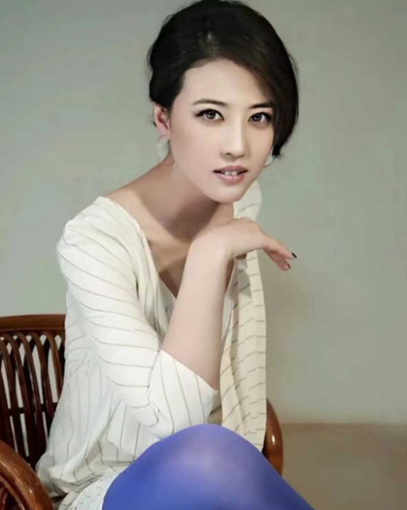 1990年，吕良伟父亲大骂：“你老婆周海媚天天睡到12点，这么懒的女人，也不伺候