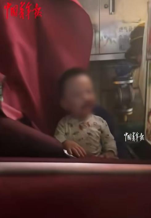 贵州贵阳，一名3岁小男孩意外从10楼坠落，万幸被楼下水果店的雨棚稳稳接住，捡回一