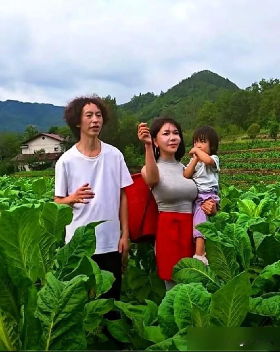 一个唱《我的滑板鞋》被叫“国际巨星”，一个蓬头垢面捡垃圾被叫“流浪大师”。庞麦郎