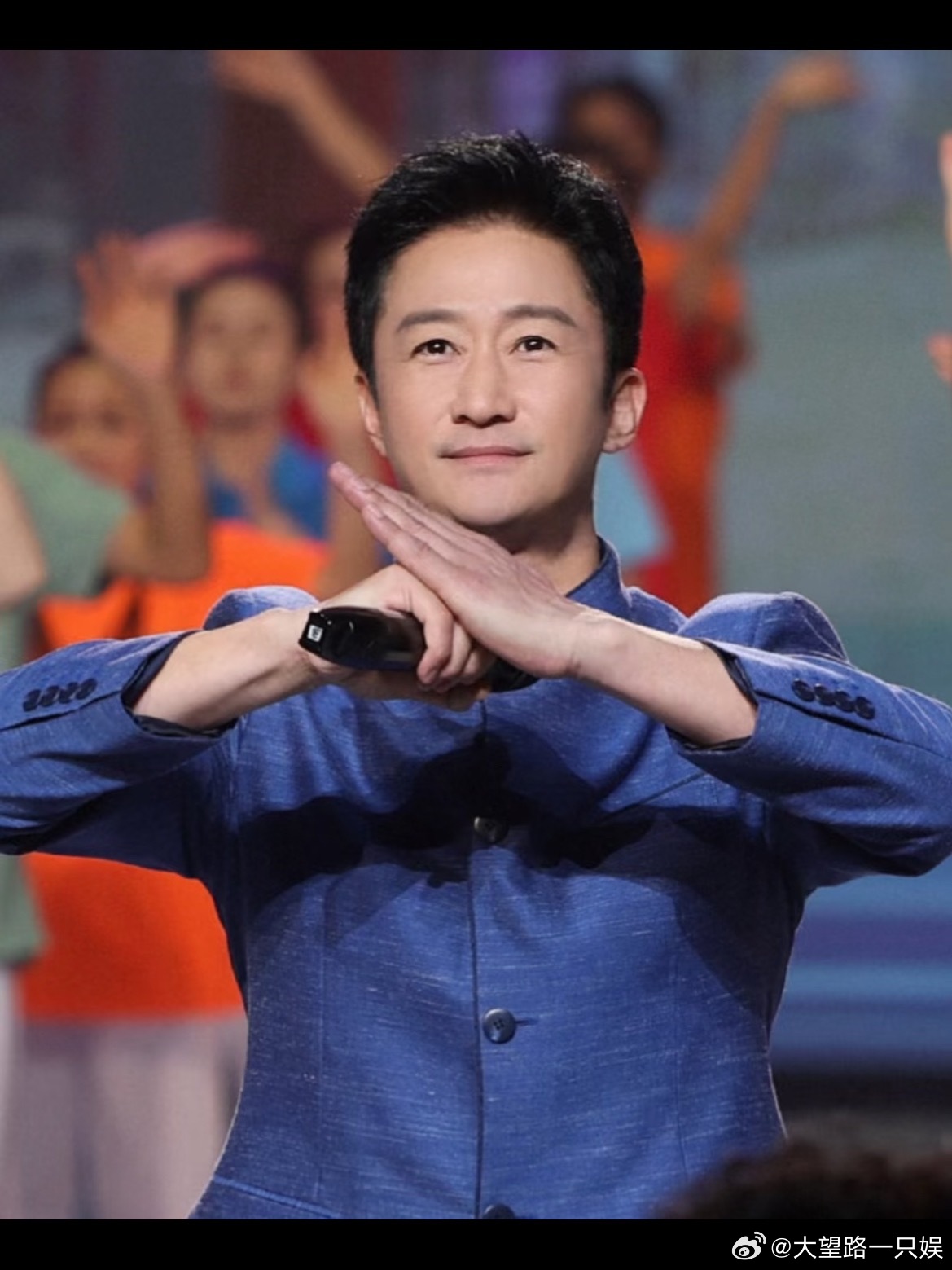 好像是《镖人》吴京饰演的的刀马同款胡子🧔🏻我觉得很有男人味啊，前几天过完生日