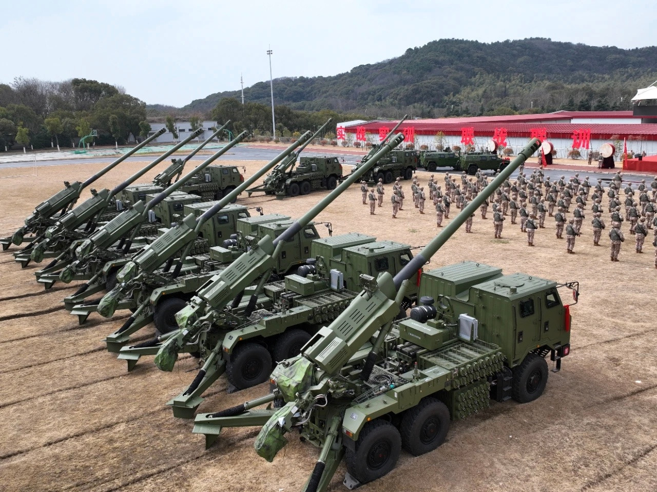 72集团军某部又接收了一批181型车载加榴炮