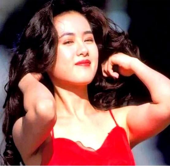 1996年，赚的盆满钵满马上就要结婚的李丽珍，因为禁不住王晶高达400万片酬的诱