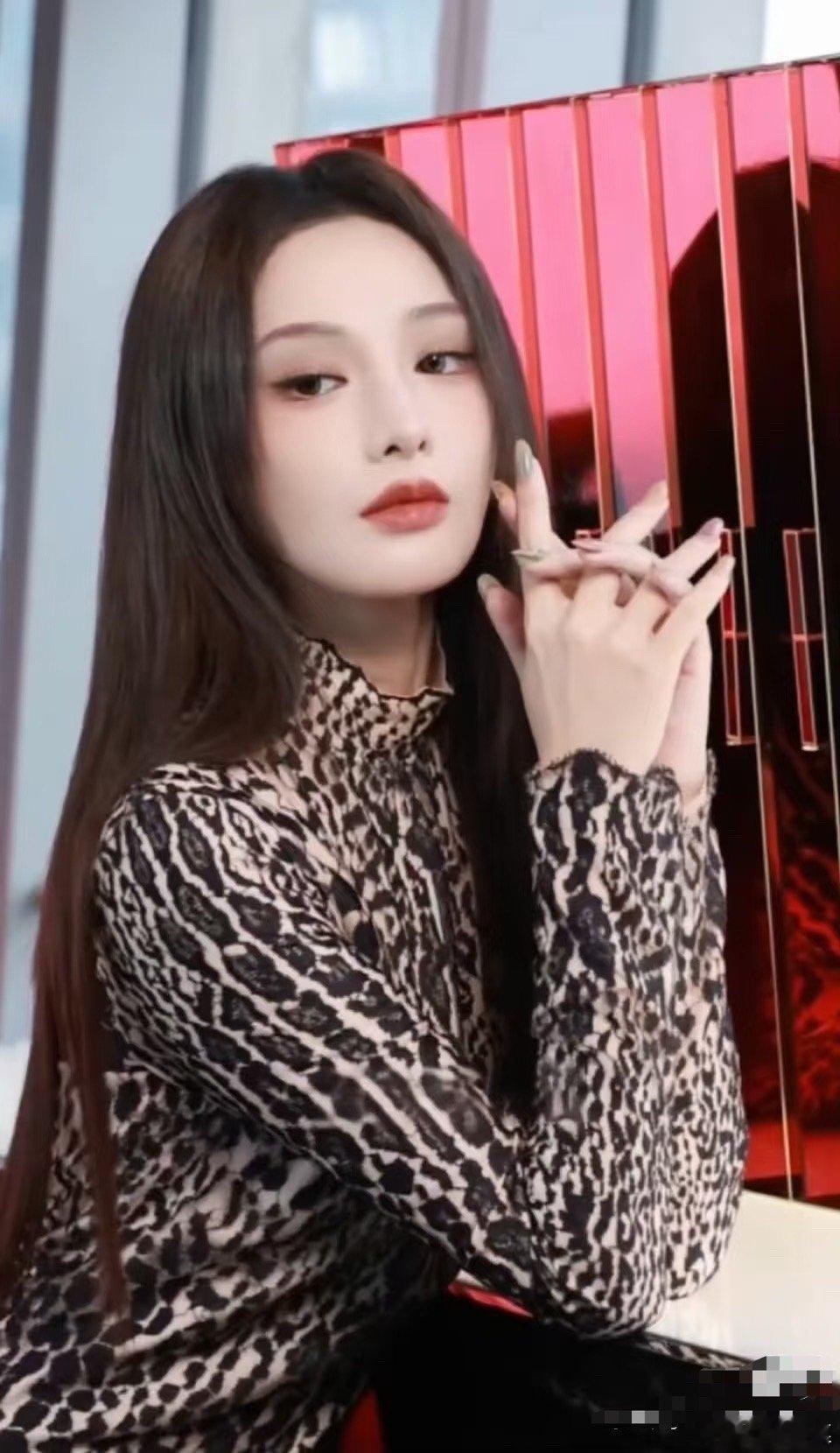 彭小苒是什么“人间衣架”吗？💃死亡芭比粉和豹纹连体裙这两大“时尚杀手”，放别