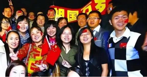 我有个在日本的朋友回国了，我问他：“现在局势紧张，日本人怕打仗吗？“他摇摇头说