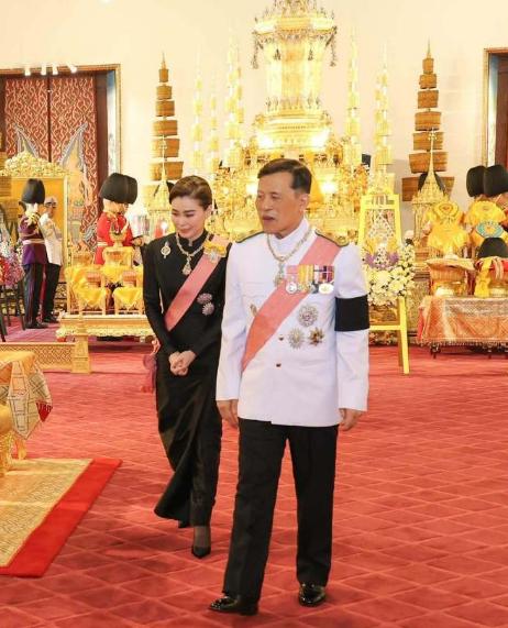 人生最大的痛苦，莫过于白发人送黑发人，泰国国王拉玛十世参加女儿去世百日仪式。