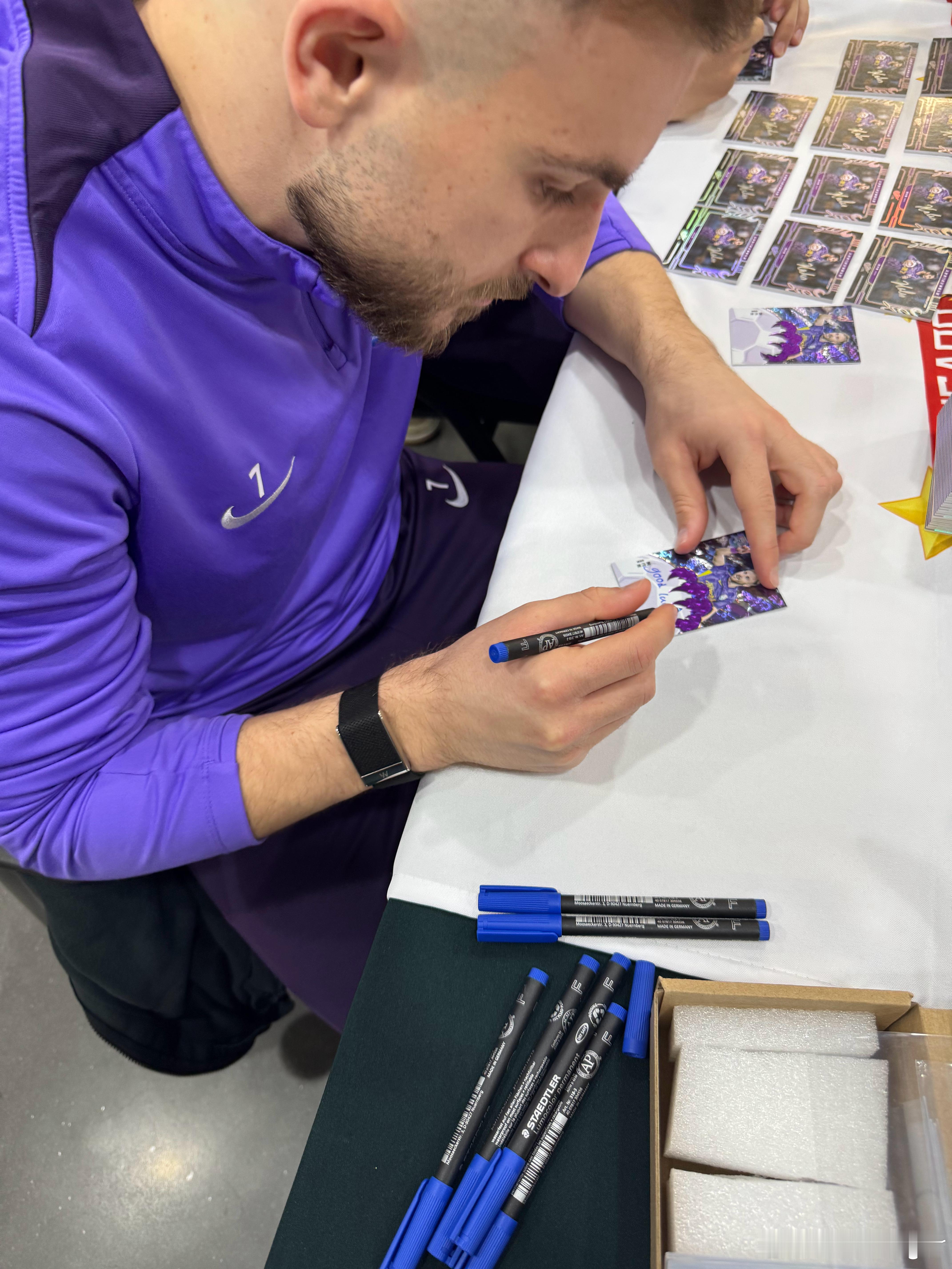 【津门虎球星卡队盒】在组织外援一起给津门虎球星卡队盒签卡签的那天，有个小细节。中