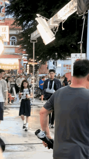 张子枫和陈飞宇的身高巨大差距似乎有点被观众诟病啊！最近河清海晏剧组流出来的篮