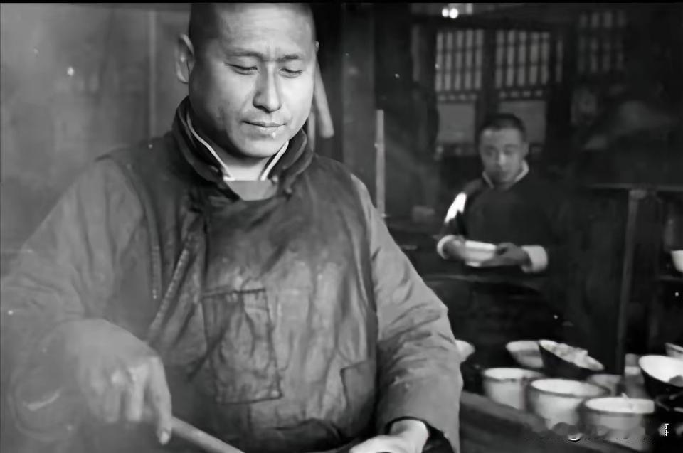 1949年，代号"608"的地下党，因唯一的交通员病逝，和党组织失联。这时，他想