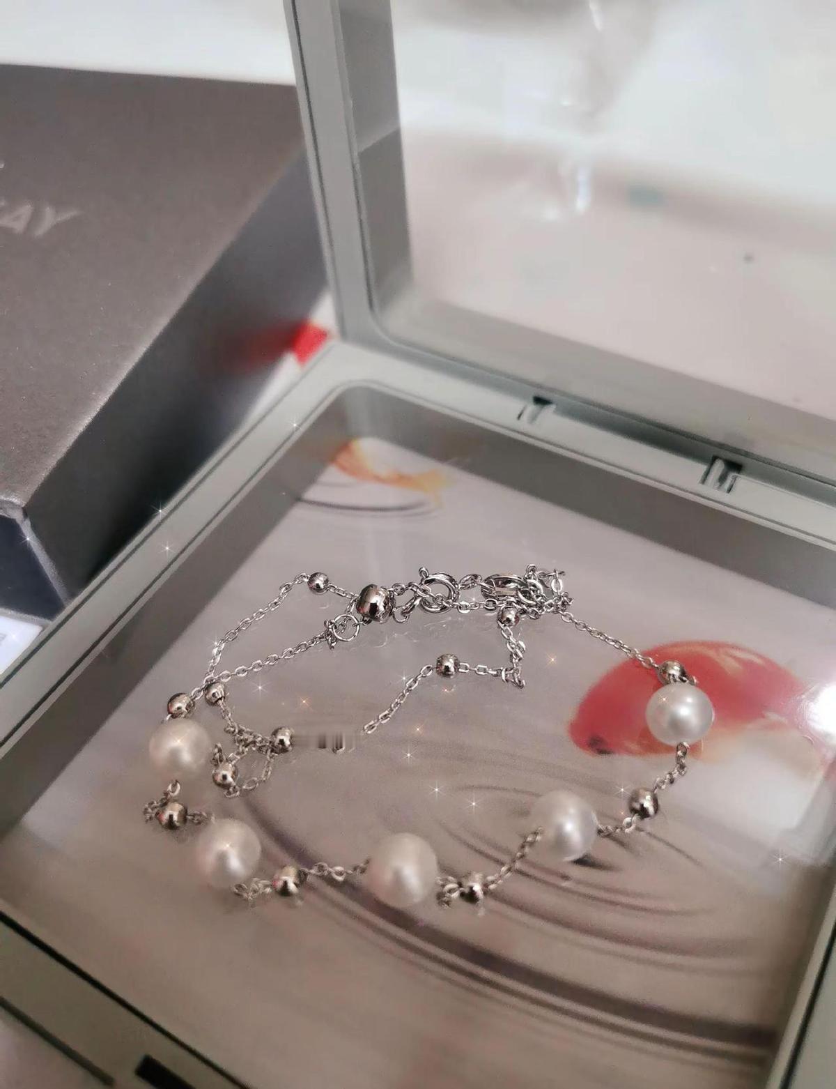 孩子抢着抱走的HelloKitty洗漱包，是妈妈的奖品，也是乡村女孩的青春期礼