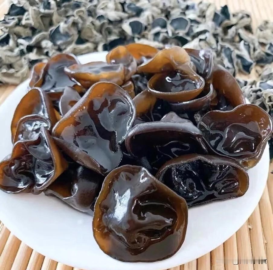一盘木耳毒死10人？医生警告：木耳尽量注意别这样吃，比砒霜还毒？是真的吗？其实