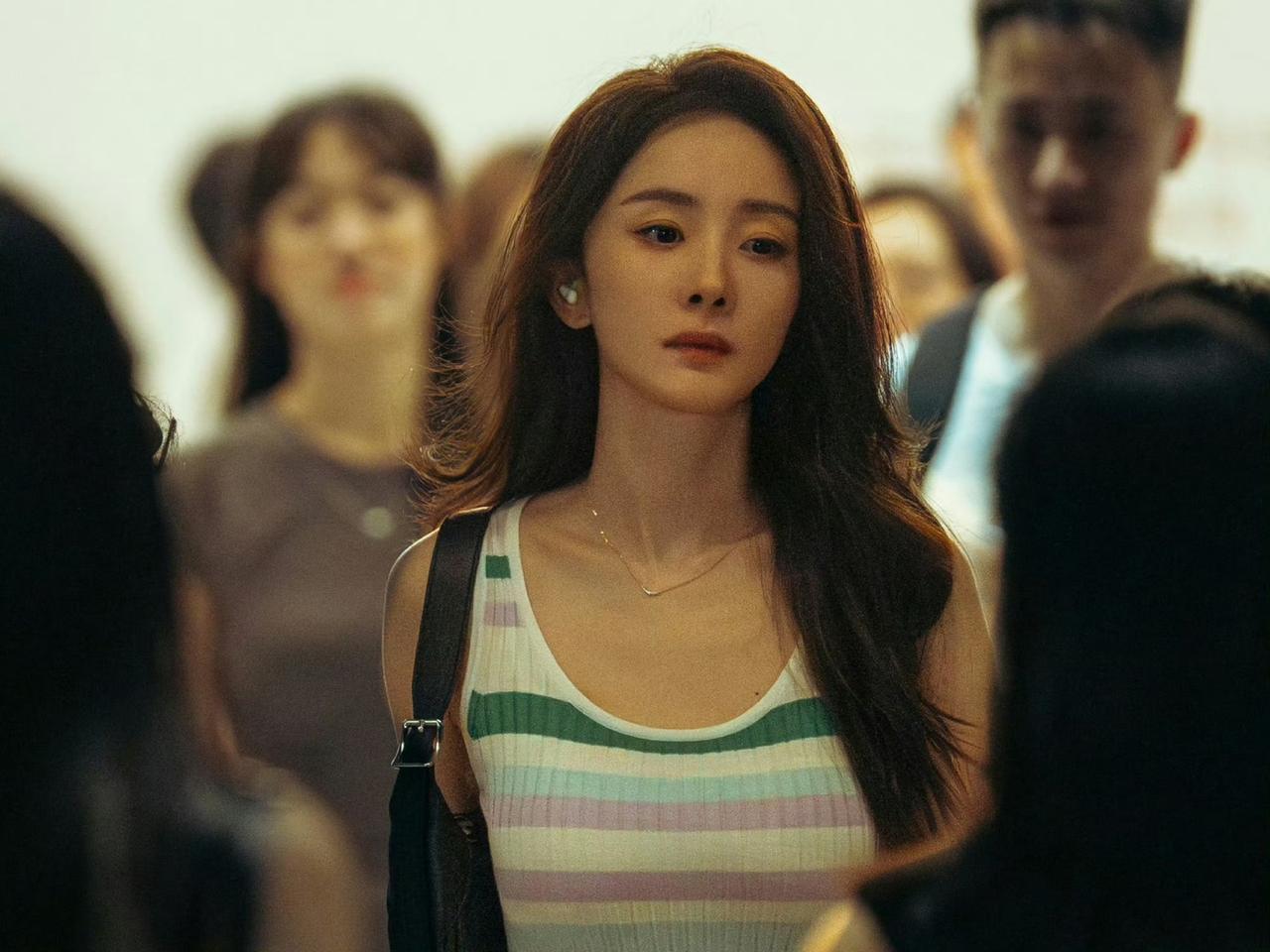 杨幂《惊蛰无声》海报神了！一副耳机拉满悬疑感杨幂《惊蛰无声》这张海报直接戳