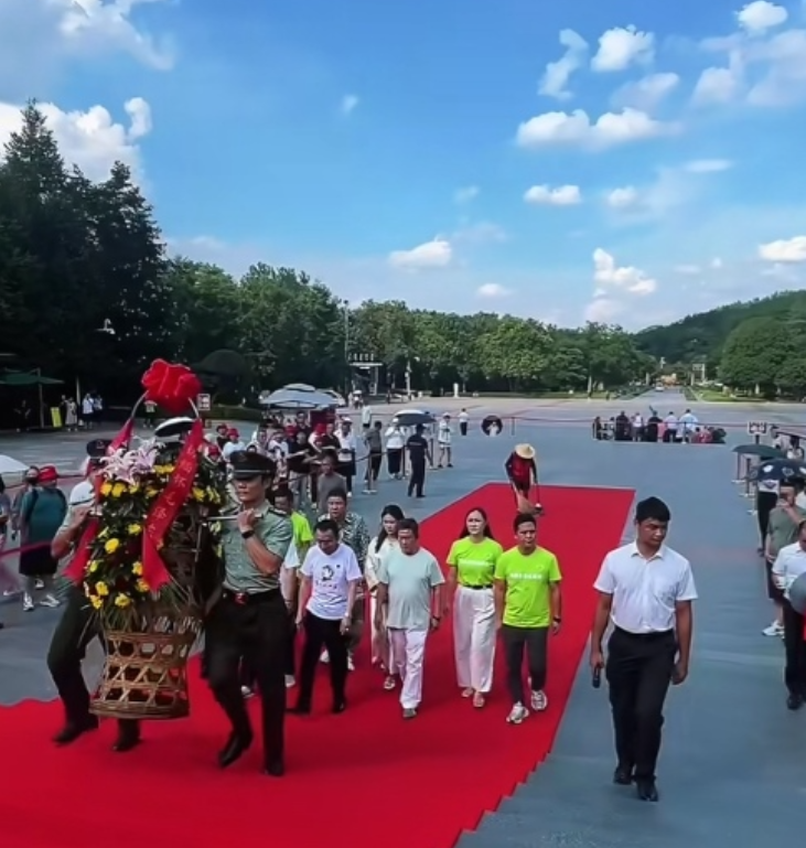 侯耀华湖南行，蓝天白云下，侯耀华和奇志，何晶晶等人，向毛泽东主席敬献花篮！侯耀华