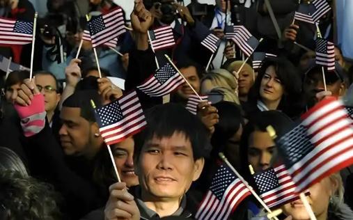 美国人总爱拿这个问题阴阳中国："既然中国这么好，为啥还有那么多人移民美国？"