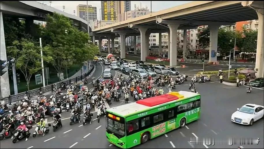 广州中山八立交，下午高峰时间段的场景。这一带也算是广州电鸡比较聚集的路段，一大波