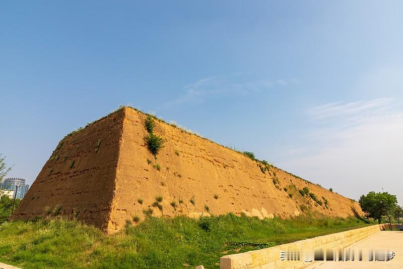 为什么关羽被称为武圣?标题：关羽凭什么压倒姜子牙、岳飞成武圣？清朝刻意捧了200年，背后藏着统治小心