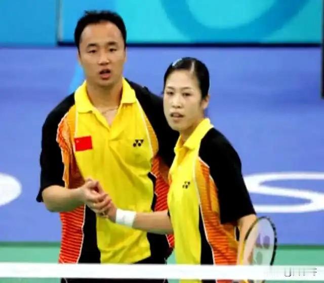 一个是运动员时期的张军，消瘦干练、充满了力量，一个是当官后的张军，肥头大耳、浑身