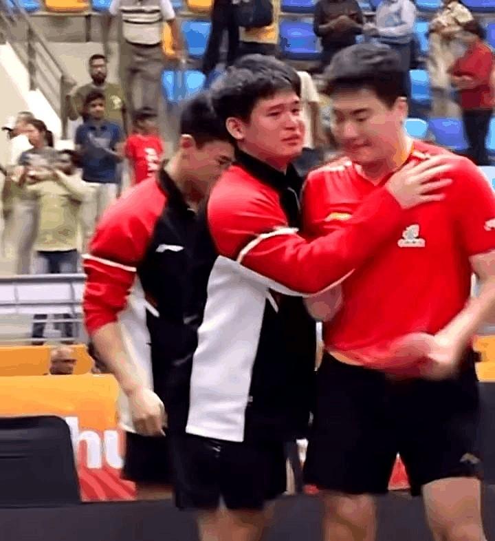 梁靖崑决胜局拿下比赛,为国乒拿到了最关键的第三分!第一次见到小石头哭,抱着甜甜