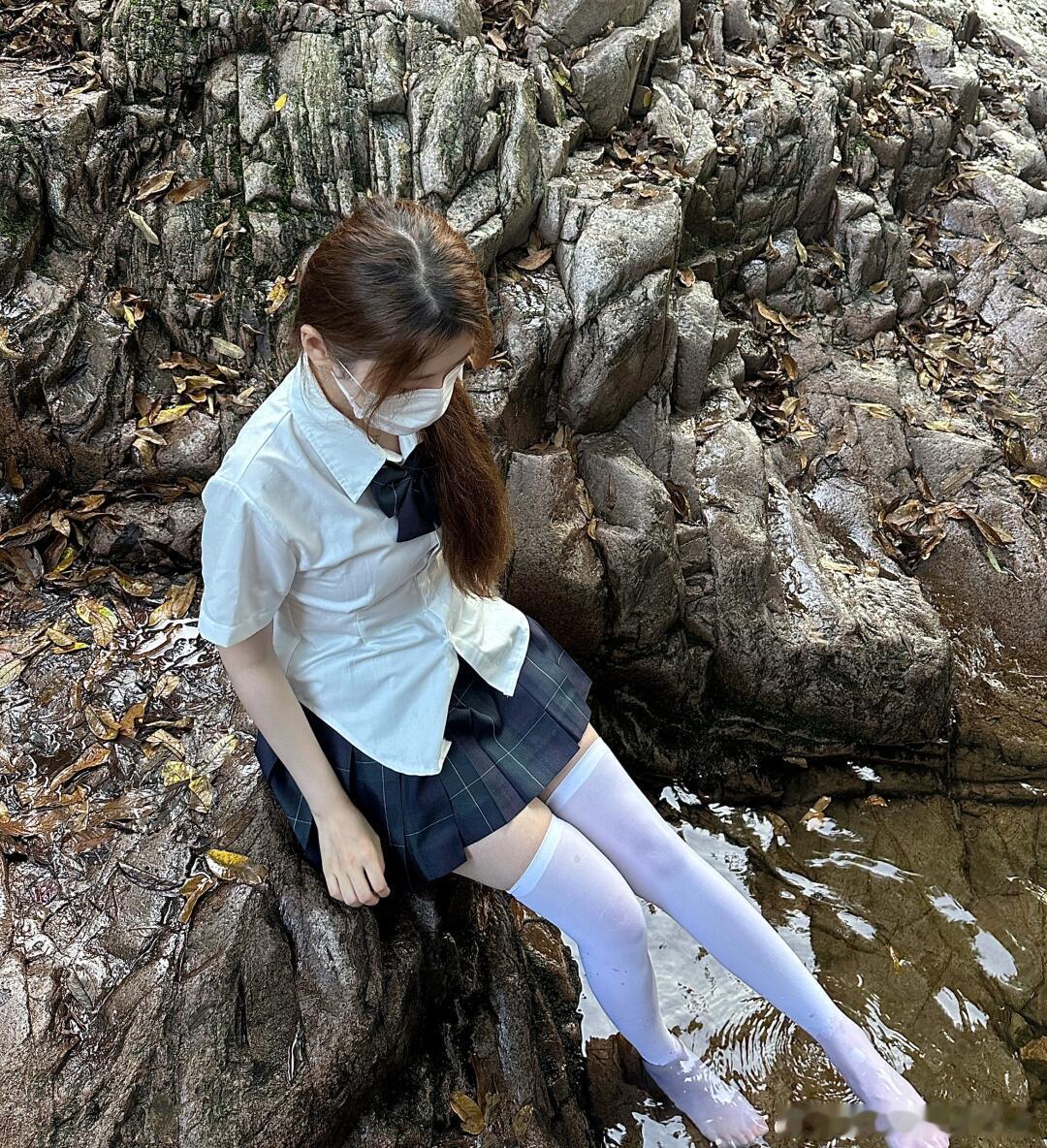 山涧戏水的JK少女~​​​