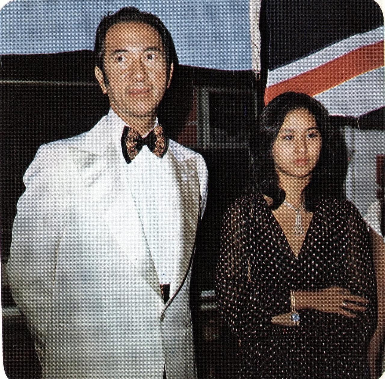 别再信何超琼是靠争家产才当上赌王接班人的谣言了。这张拍于70年代末香港顶级名流晚