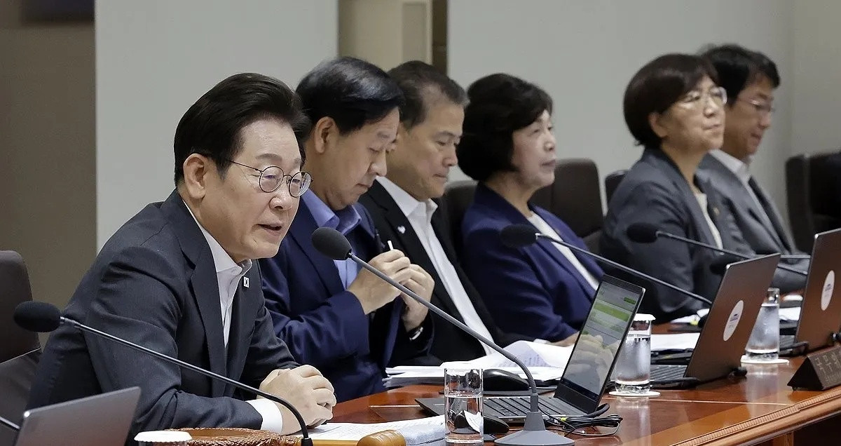 韩国总统李在明22日表示：「在国民生死攸关的紧急情况下，那些喝酒玩乐、毫无作为、