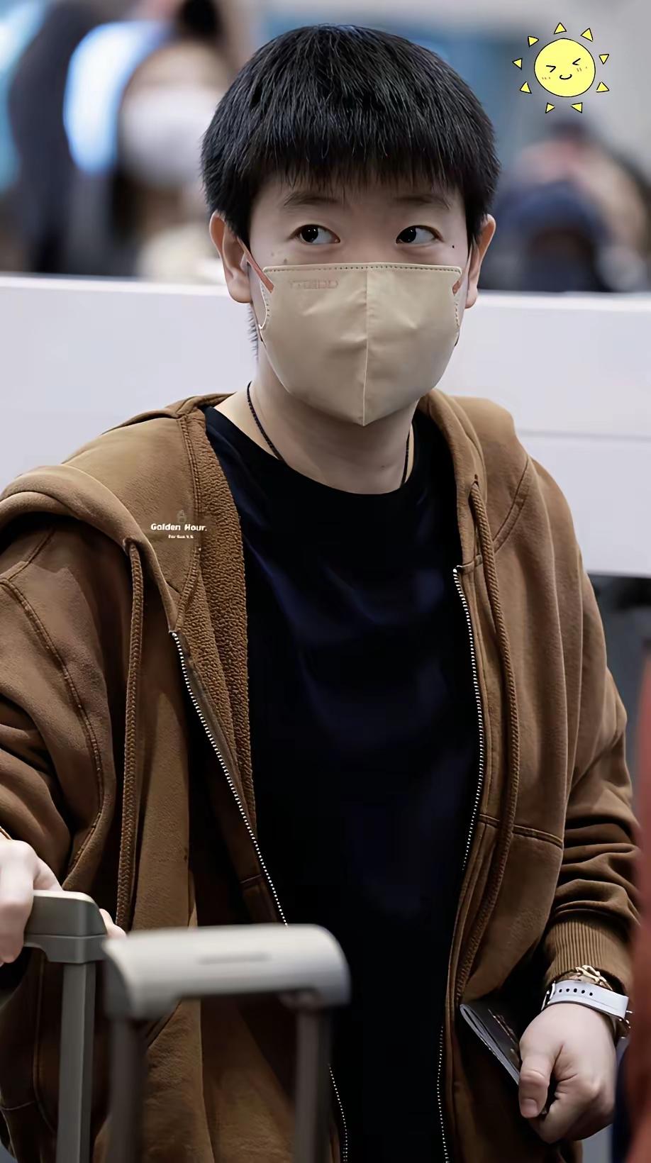 今年流行咖啡色莎莎今年也穿了这个颜色的外套看着像个高中生戴着口罩露出大葡萄