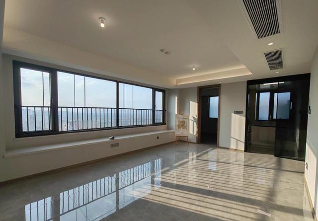 当初看样板间，那横厅把我迷得走不动道。六米多大开间，阳光洒满客厅，销售说这是“豪