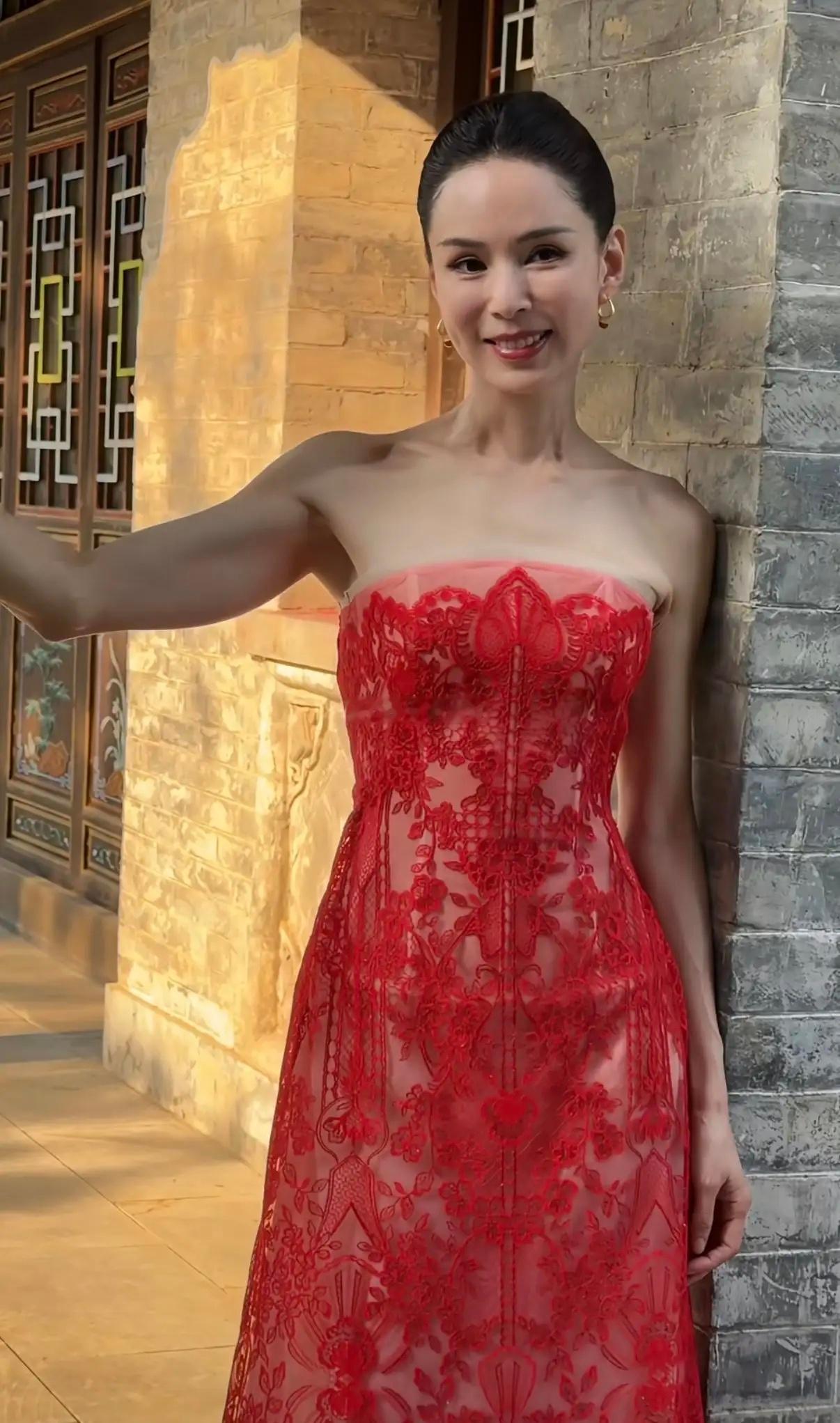 谁敢相信李若彤60岁还能有这个状态！一袭红色长裙，身上一点赘肉都没有，面部一如既