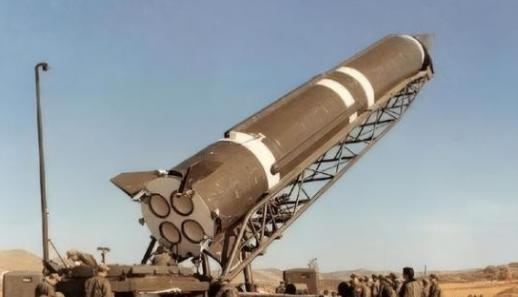 一口气花35亿买东风导弹，又砸150亿请中国驻军，付款极其爽快。谁能想到，在战火