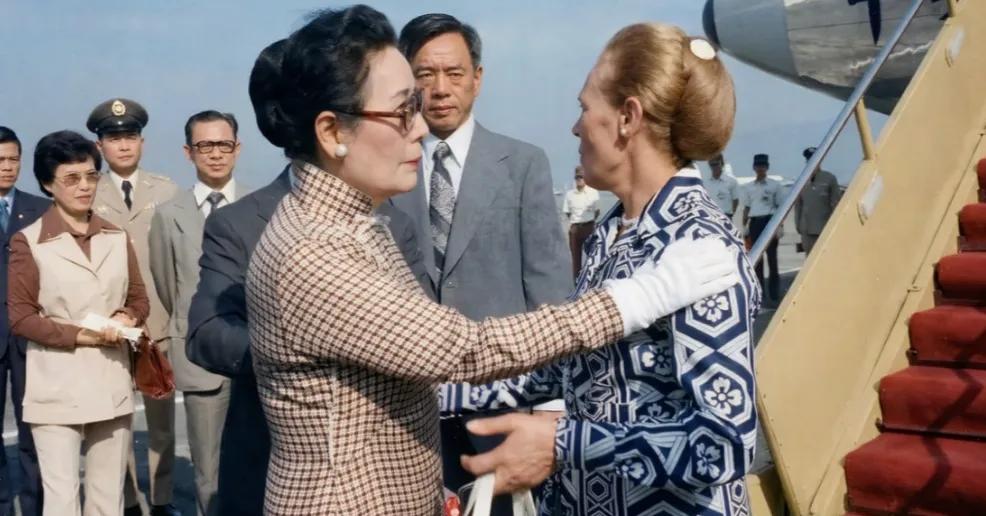 1975年9月17日，宋美龄以就医为由搭乘飞机离开台湾远赴美国。临行送别，继子蒋