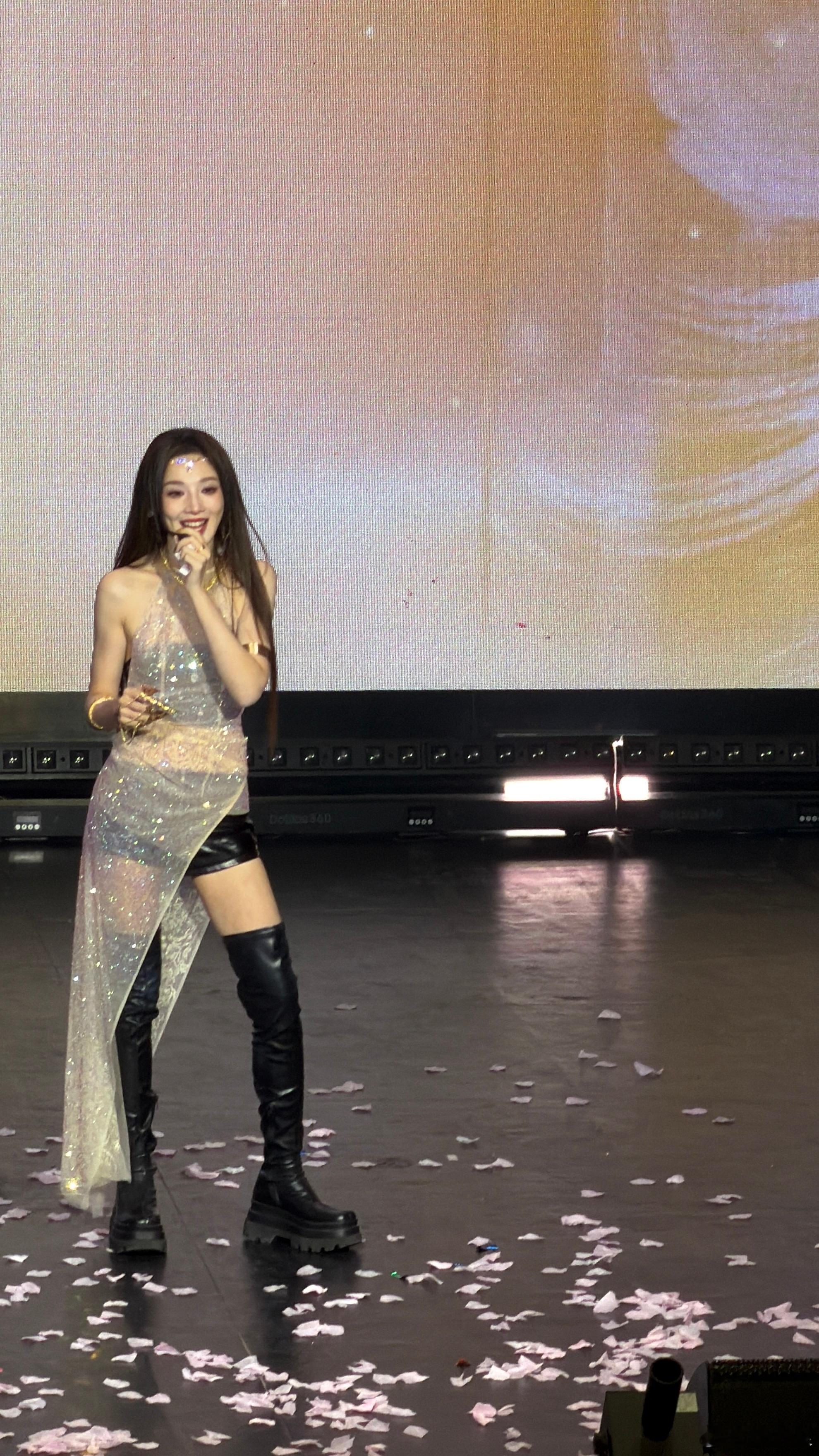 彭小苒钻石头链钻石头链的光泽与她的肤色相得益彰，衬得肌肤更加细腻透亮，整个人