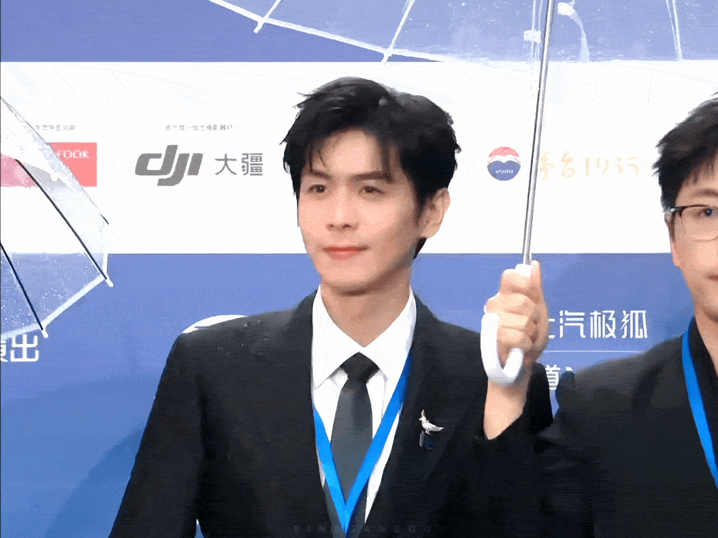 白客给张若昀打伞张若昀真的好帅