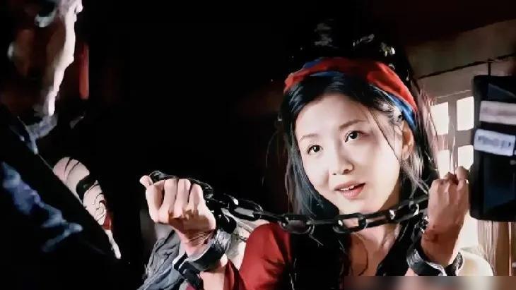 一个名不见经传的演员，一巴掌把整个流量圈扇懵了。她叫李云霄。在《镖人》里演知