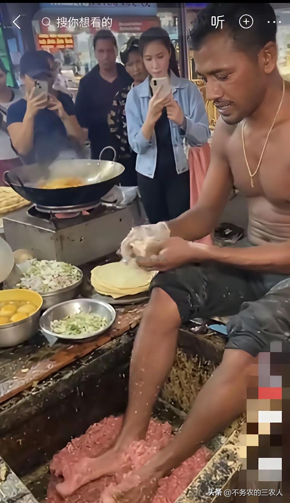 不得不说，印度三哥干活效率属实高。原本需要两个人分工完成的揉馅、包饼工序，他一个
