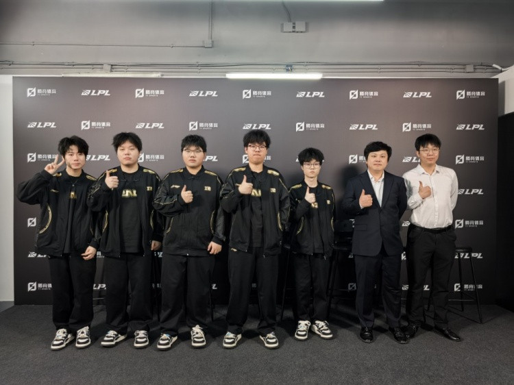 RNG赛后群访 教练: 大家一起努力去改进之前的一些问题